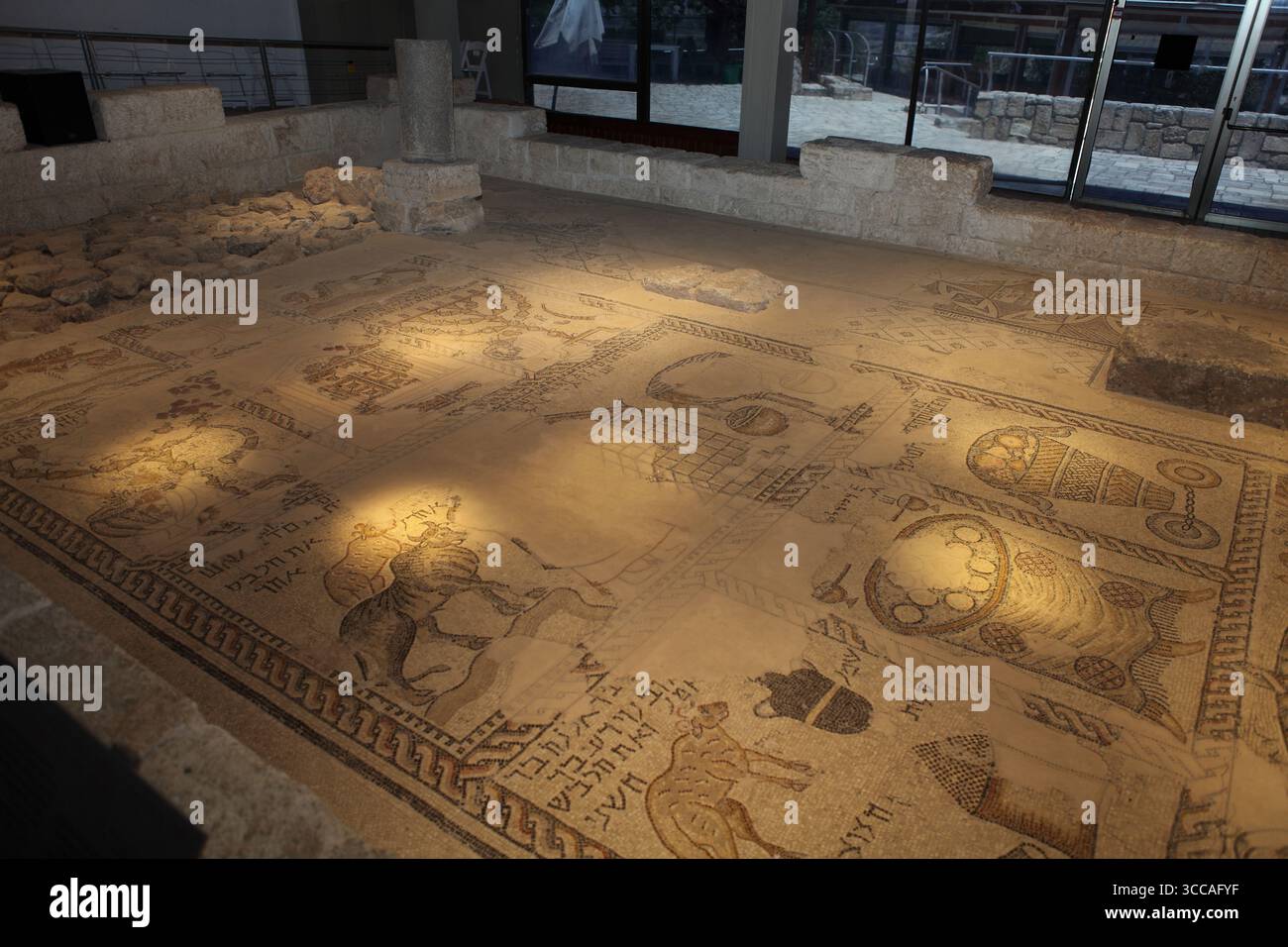 Simboli ebraici come una Menorah con sette candeline, uno shofar o un corno di ariete, storie bibliche e uno zodiaco ebraico in una sinagoga in rovina del V secolo Foto Stock