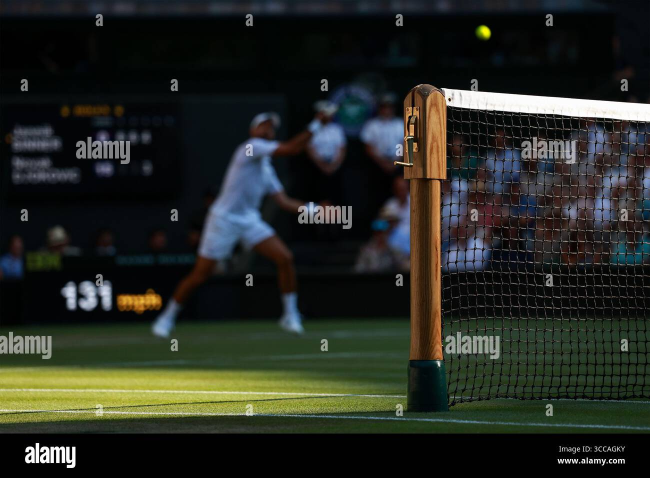 NET post che cattura l'ultimo raggio di sole ai Campionati di Wimbledon 2025, Londra, Inghilterra, Regno Unito. Foto Stock