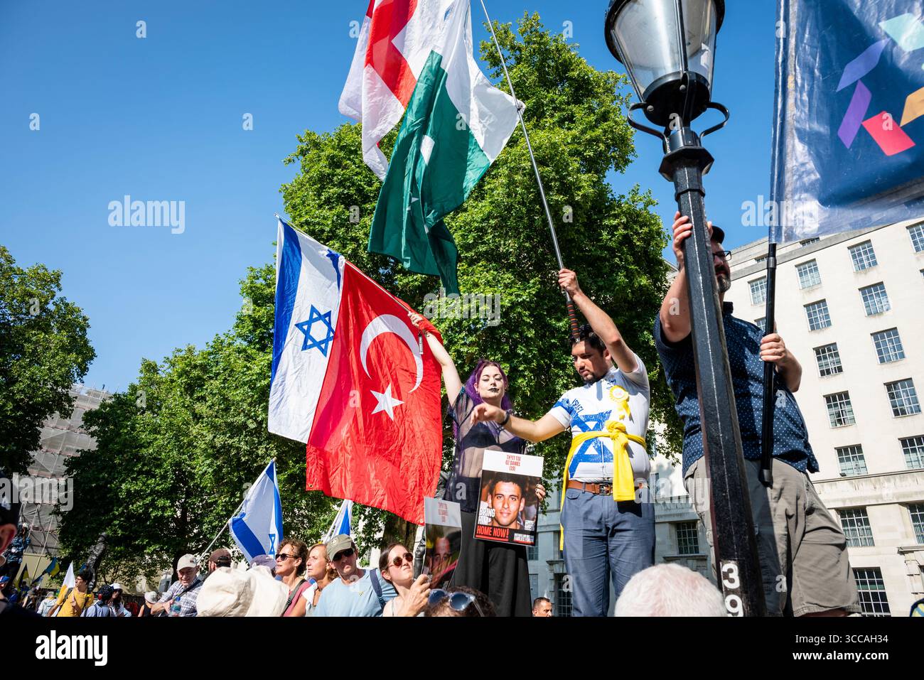 Protestatore contro le bandiere ebraiche e turche alla manifestazione "Bring Them Home” che chiede il rilascio degli ostaggi israeliani detenuti da Hamas da ottobre Foto Stock