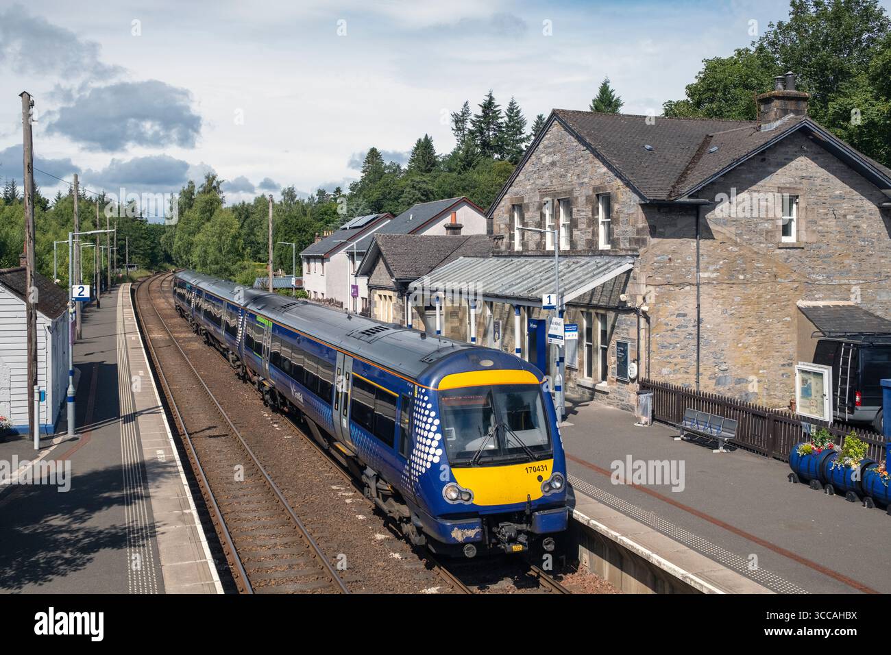 ScotRail Class 170 DMU 170431 presso Blair Atholl Station, Perthshire, sulla Highland Main Line attraverso il Cairngorms National Park, Scozia. Foto Stock