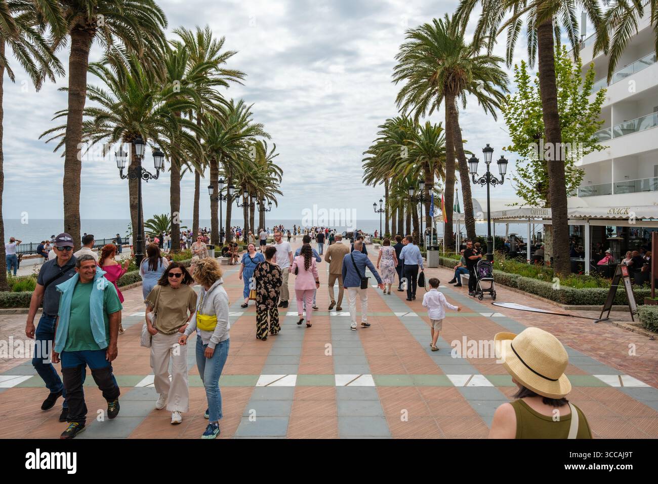 Gente in Plaza Balcon de Europa, Nerja. Foto Stock