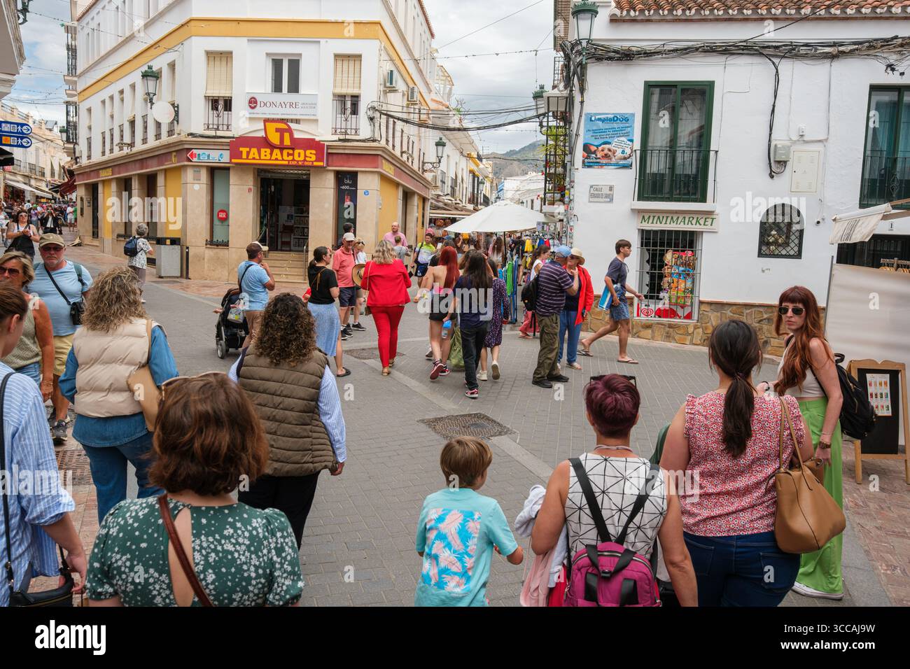 Gente per le strade di Nerja. Foto Stock