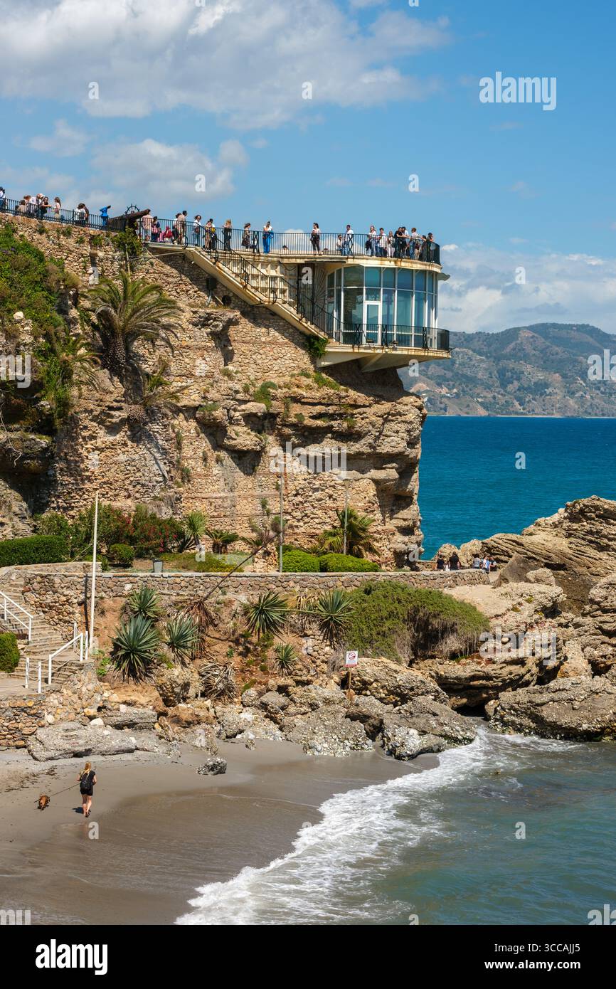 I turisti si riuniscono al Balcón de Europa, un famoso punto panoramico arroccato sulla cima di una scogliera che si affaccia sul Mar Mediterraneo a Nerja, Andalusia, Spagna. Foto Stock