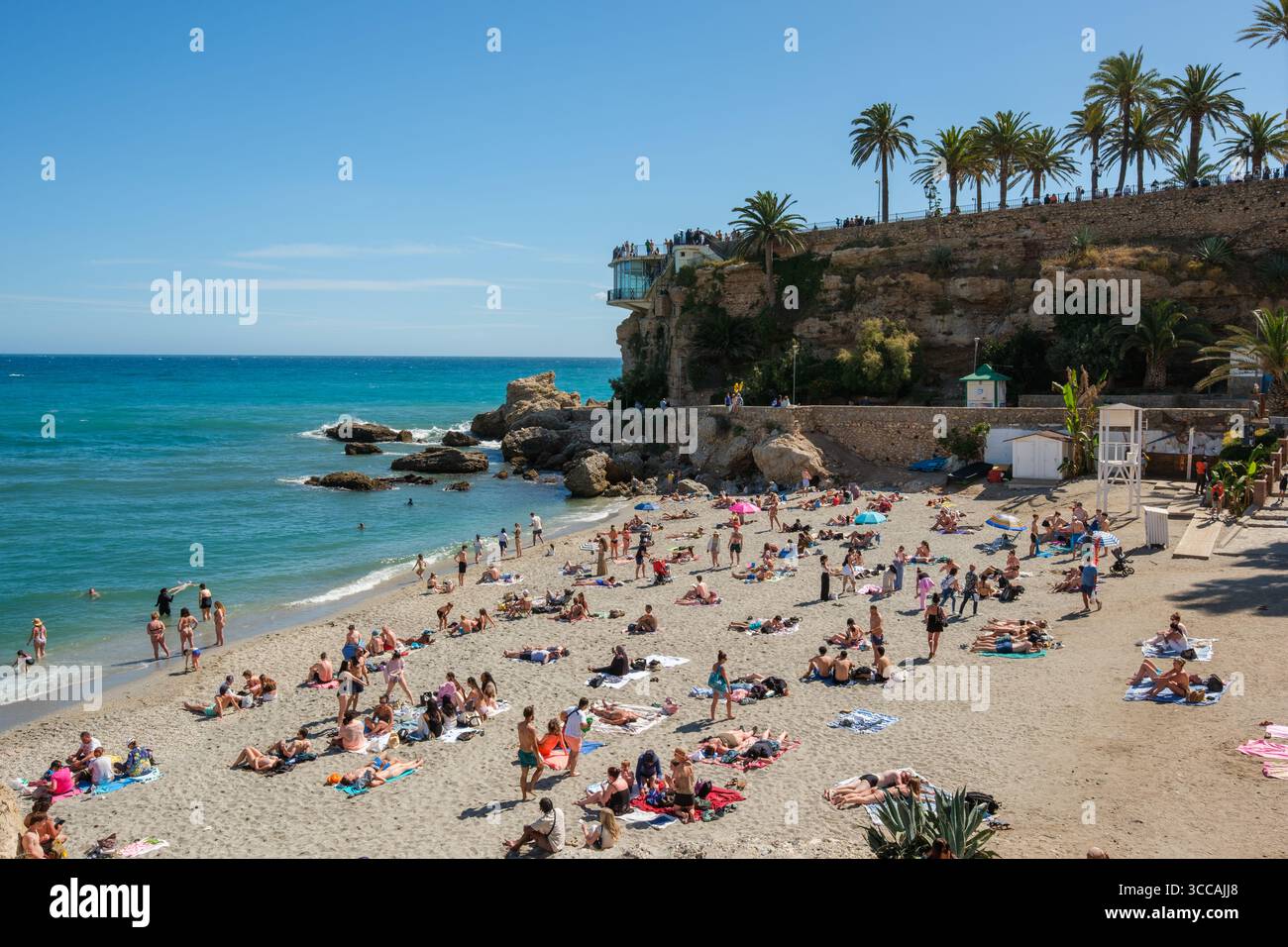 La spiaggia Playa de Calahonda, sotto il Balcón de Europa, Nerja. Foto Stock