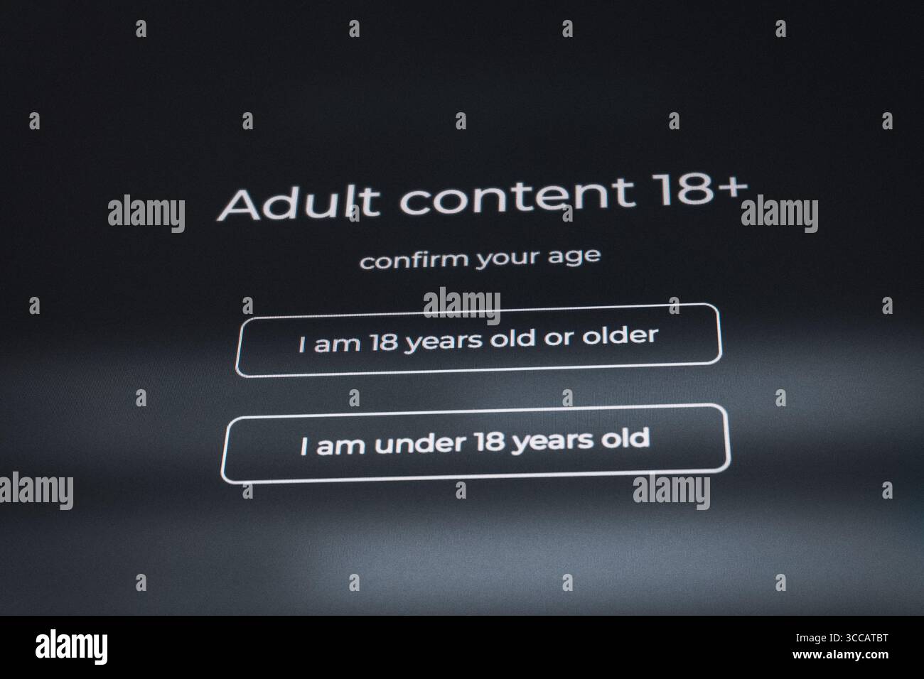 Contenuti per adulti più di 18 anni. Schermata di verifica dell'età per un sito Web di contenuti per adulti. Oghuz, Azerbaigian. 26.07.2025. Foto Stock