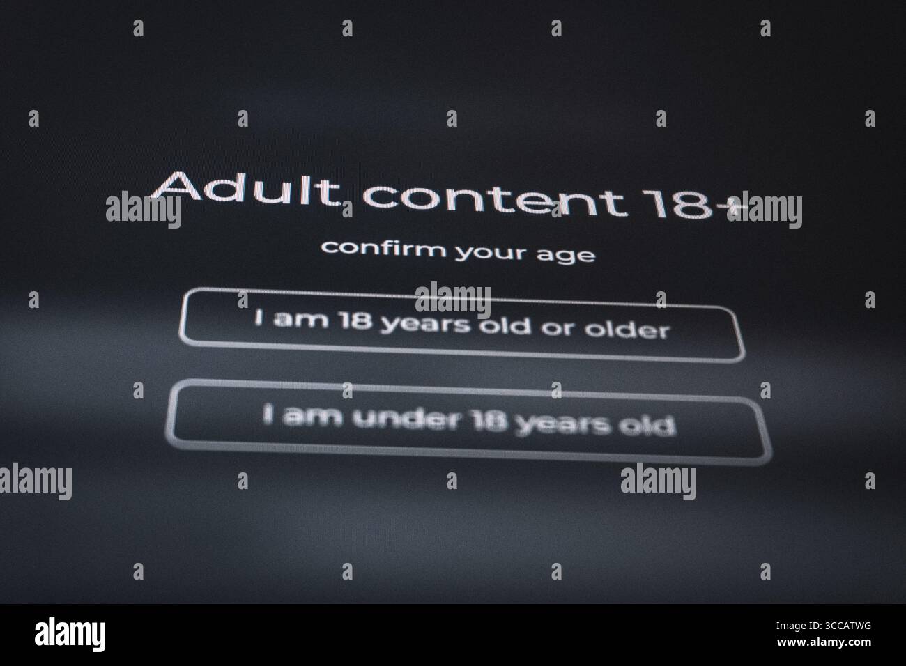 Contenuti per adulti più di 18 anni. Schermata di verifica dell'età per un sito Web di contenuti per adulti. Oghuz, Azerbaigian. 26.07.2025. Foto Stock