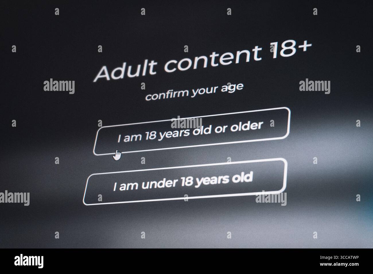 Contenuti per adulti più di 18 anni. Schermata di verifica dell'età per un sito Web di contenuti per adulti. Oghuz, Azerbaigian. 26.07.2025. Foto Stock