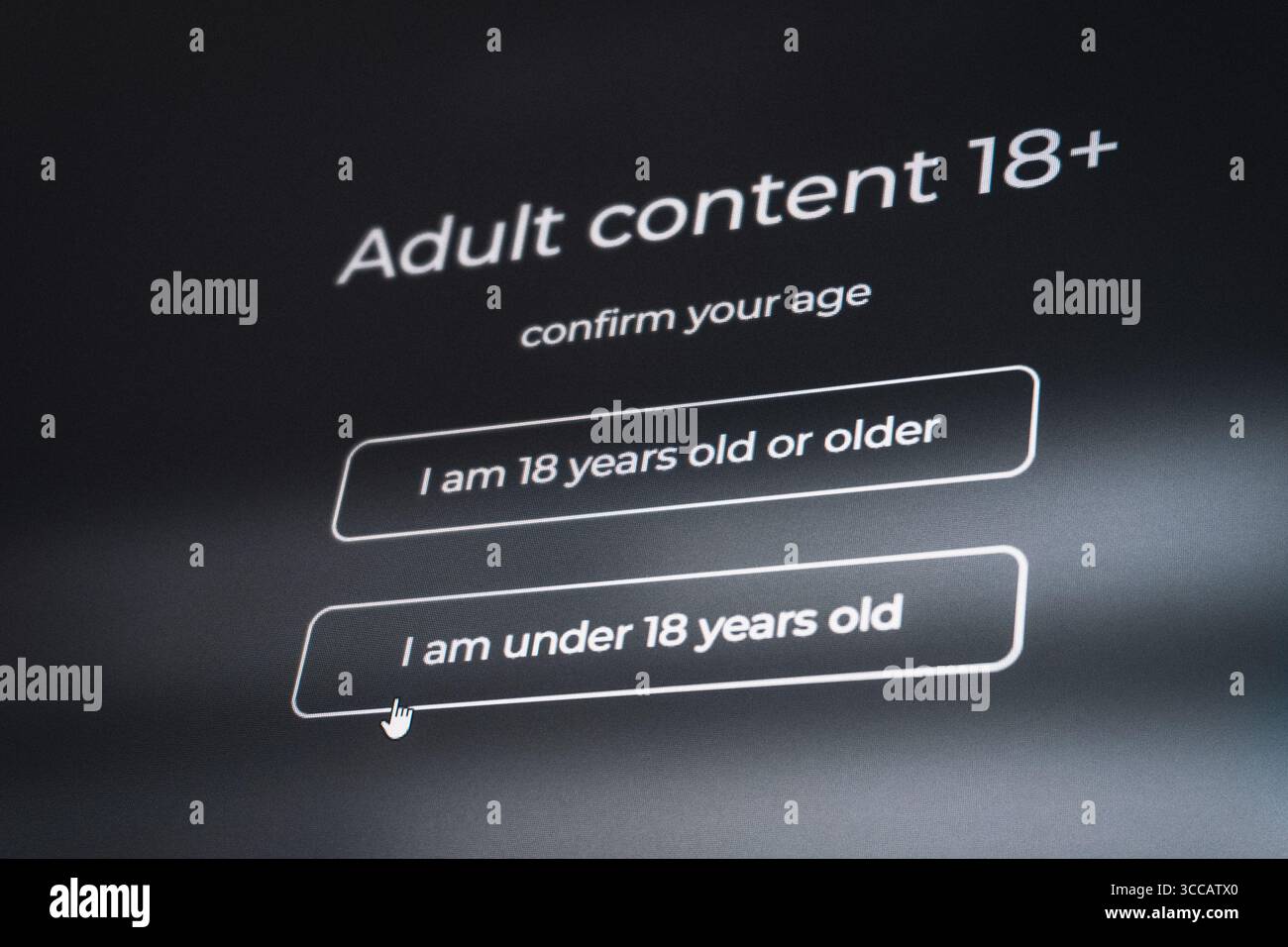 Contenuti per adulti più di 18 anni. Schermata di verifica dell'età per un sito Web di contenuti per adulti. Oghuz, Azerbaigian. 26.07.2025. Foto Stock