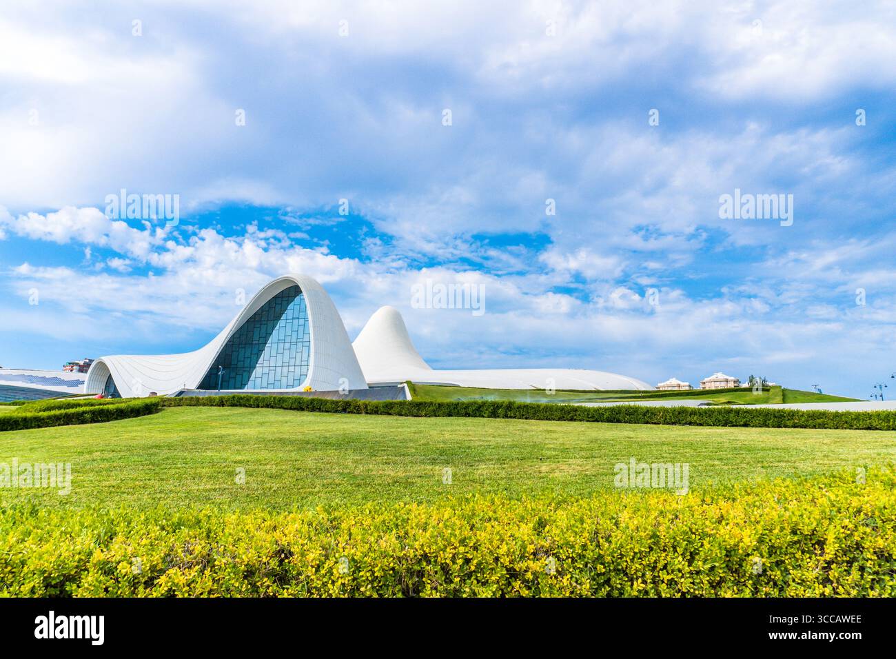 Heydar Aliyev Center. Concetto di vacanza e turismo. Baku, Azerbaigian. 10.08.2025. Foto Stock Heydar Aliyev Center. Concetto di vacanza e turismo. Baku, Azerbaigian. 10.08.2025. Foto Stock