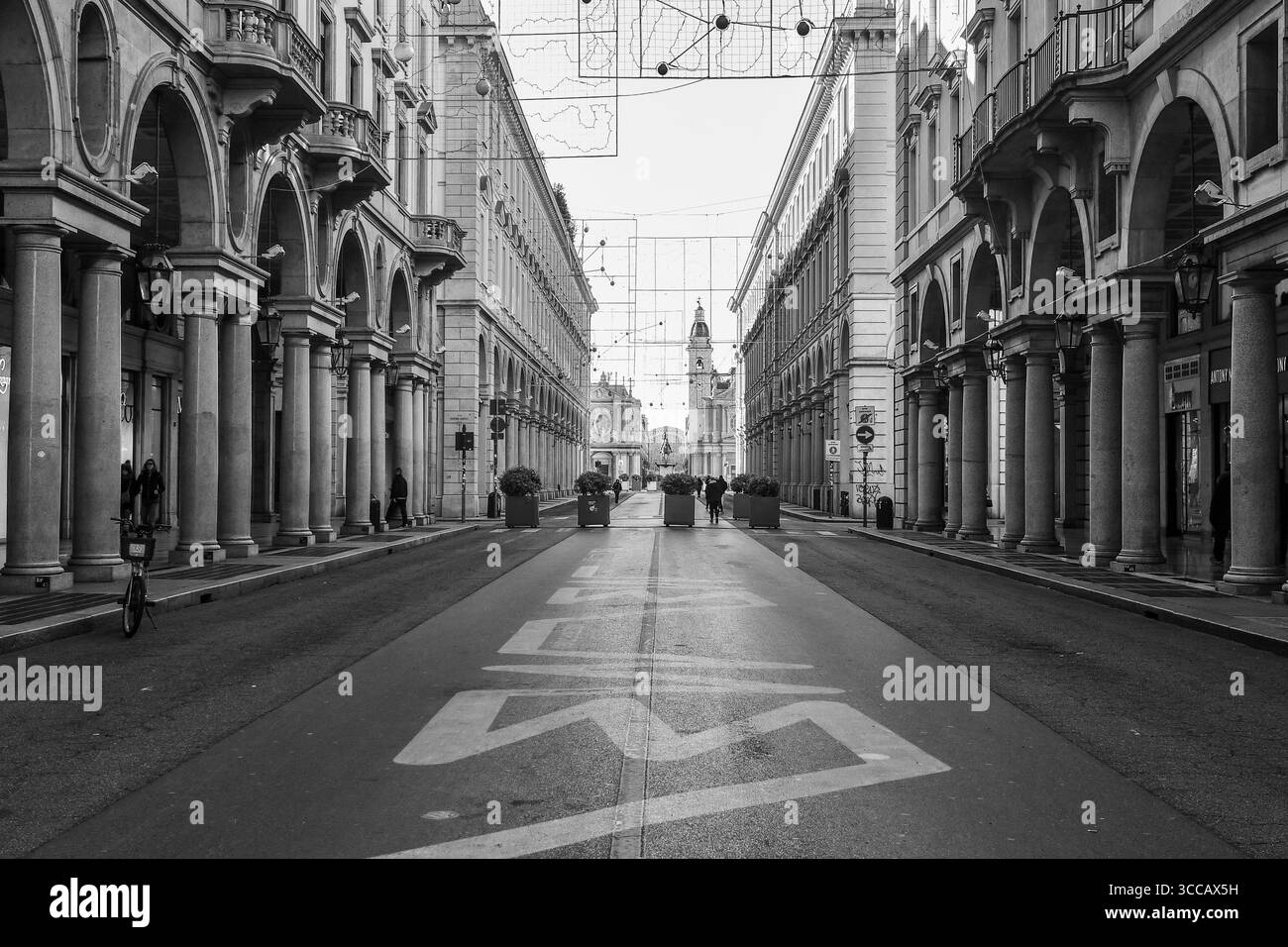 B&W via Roma con le chiese gemelle (Santa Cristina e San Carlo) in Piazza San Carlo e la stazione ferroviaria di porta nuova sullo sfondo, Torino Foto Stock