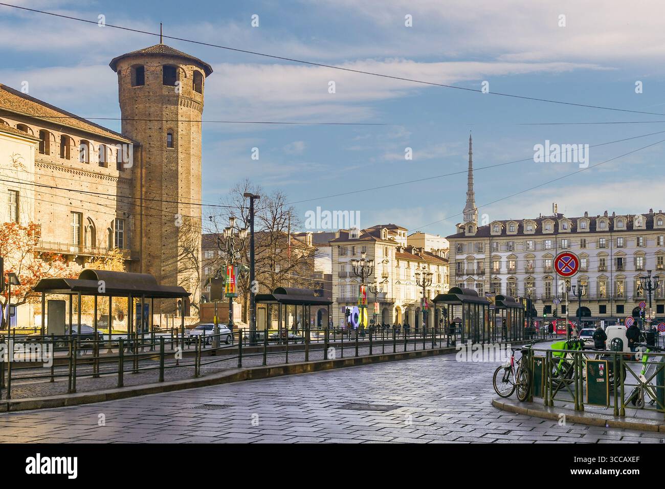 Piazza Castello con Palazzo Madama e Casaforte degli Acaja, patrimonio dell'umanità dell'UNESCO, e la guglia della Mole Antonelliana, Torino, Piemonte Foto Stock