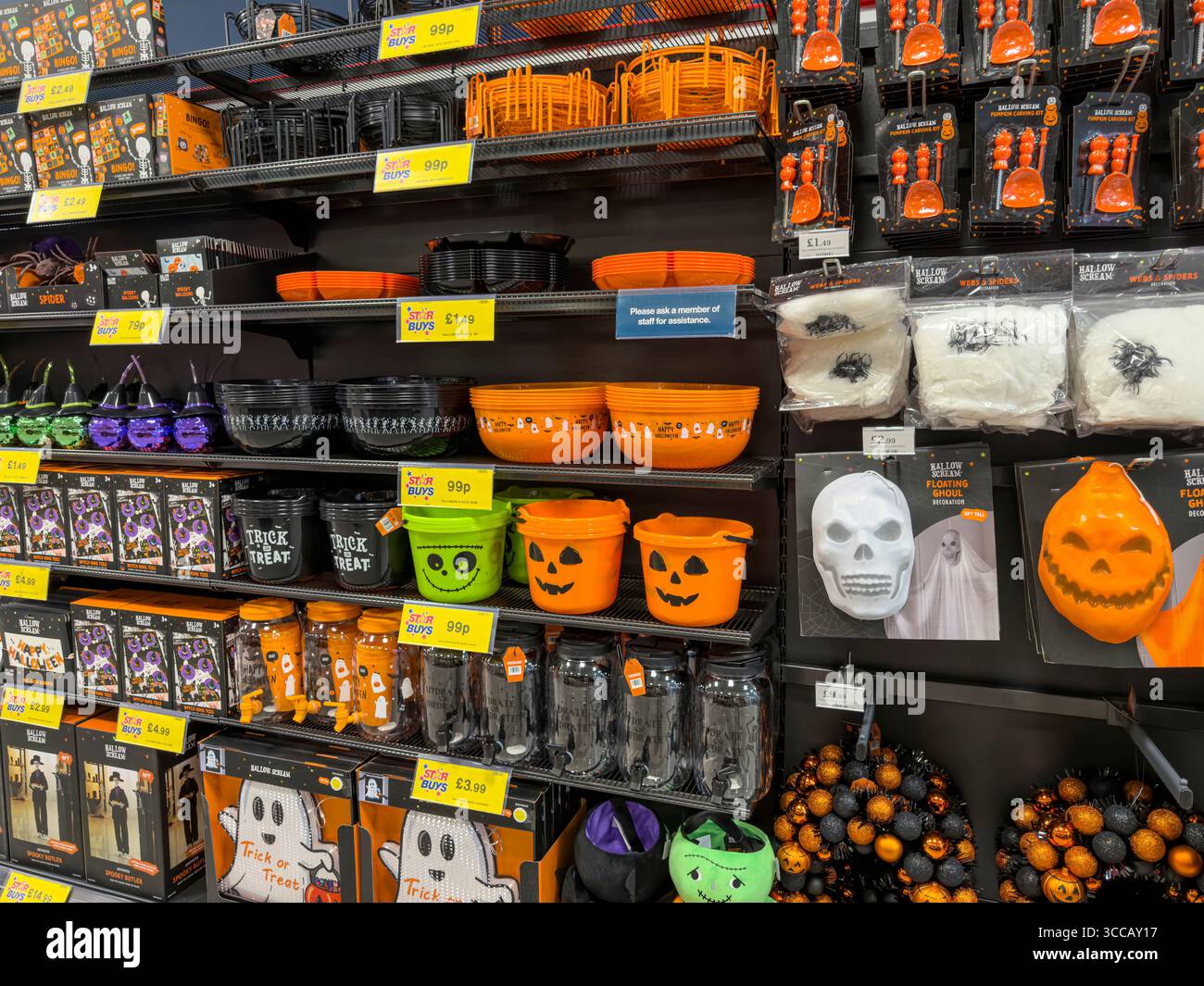Costumi, decorazioni e articoli per feste di Halloween in vendita in esposizione stagionale presso i grandi magazzini del Regno Unito: Spaventoso merchandising al dettaglio di ottobre Foto Stock