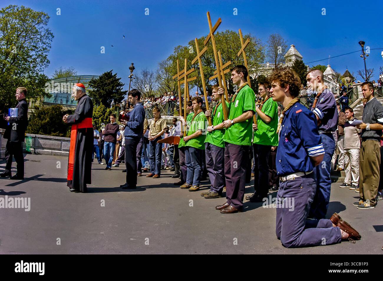 PARIGI, Francia - eventi pubblici, Chiesa cattolica, cerimonia del venerdì Santo, le Chemin de la Croix, fine settimana di Pasqua, con Arcivescovo di Parigi Mons. Lustiger, a Montmartre, vicino alla chiesa del Sacre Coeur, con la French Boy Scout Troop. Foto Stock