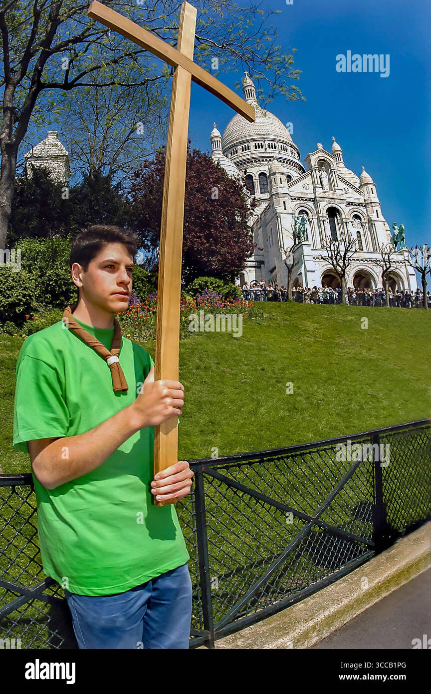 PARIGI, Francia - eventi pubblici, Chiesa cattolica, cerimonia del venerdì Santo, le Chemin de la Croix, fine settimana di Pasqua, a Montmartre, vicino alla Chiesa del Sacro cuore, con una troupe scout francese, con all'esterno una grande Croce di legno Foto Stock
