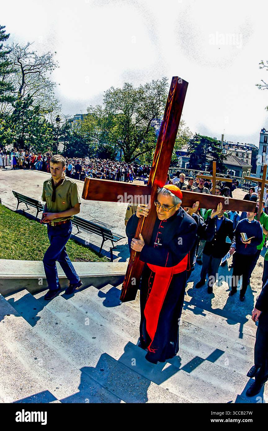 PARIGI, Francia - eventi pubblici, Chiesa cattolica, cerimonia del venerdì Santo, le Chemin de la Croix, fine settimana di Pasqua, con Arcivescovo di Parigi Mons. Lustiger, a Montmartre, vicino alla chiesa del Sacre Coeur, con la French Boy Scout Troop. Jean-Marie Lustiger prelato cattolico francese, arcivescovo di Parigi (1981-2005) Foto Stock