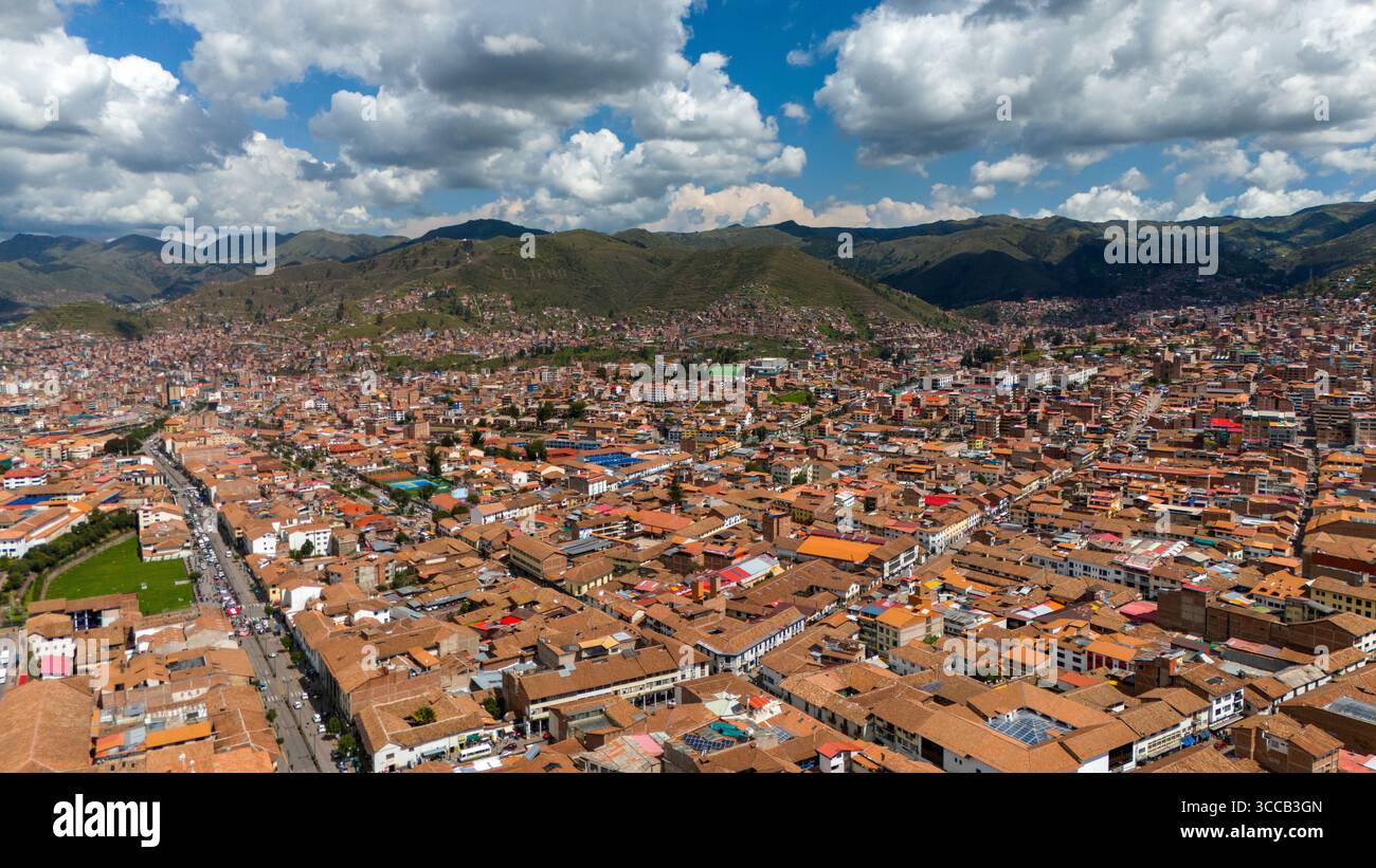 Vista su Cusco, Perù, centro storico, montagne delle Ande, architettura coloniale e inca Foto Stock