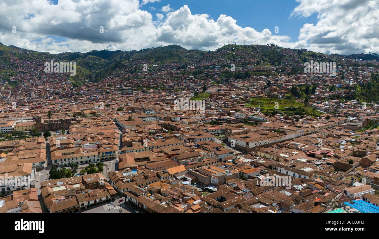 Vista su Cusco, Perù, centro storico, montagne delle Ande, architettura coloniale e inca Foto Stock