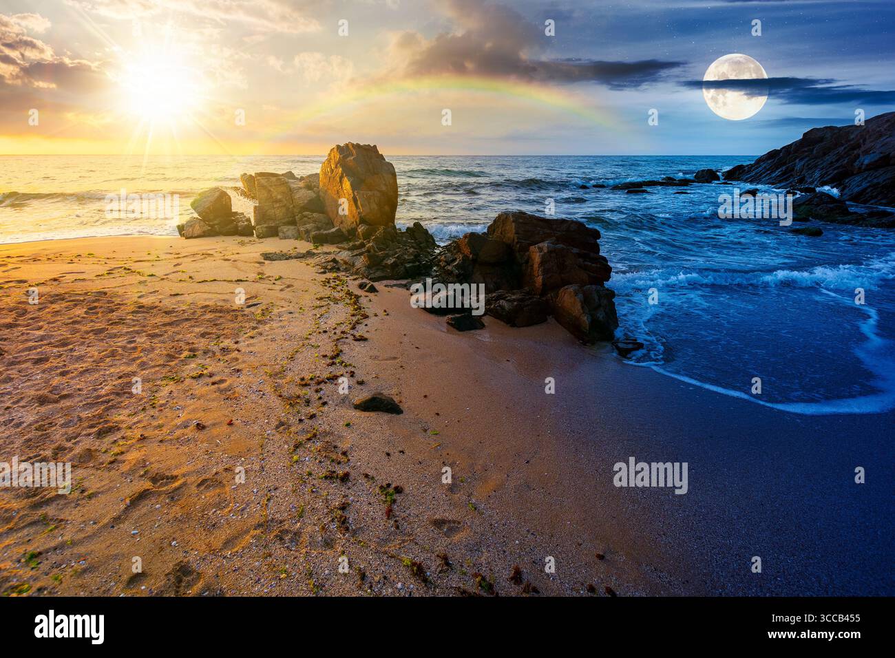 paesaggio in riva al mare in estate. concetto di cambiamento di orario diurno e notturno. bellissima spiaggia con rocce bagnate da onde calme con sole e luna al crepuscolo. visualizza Foto Stock