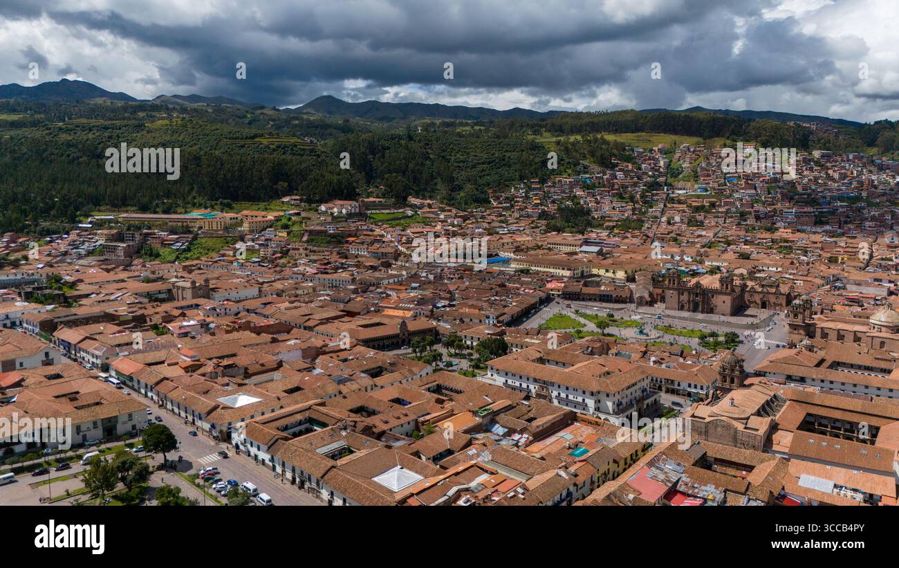Vista su Cusco, Perù, centro storico, montagne delle Ande, architettura coloniale e inca Foto Stock