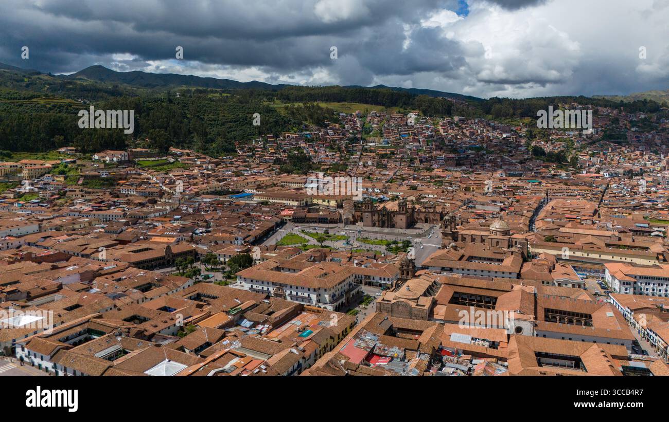 Vista su Cusco, Perù, centro storico, montagne delle Ande, architettura coloniale e inca Foto Stock