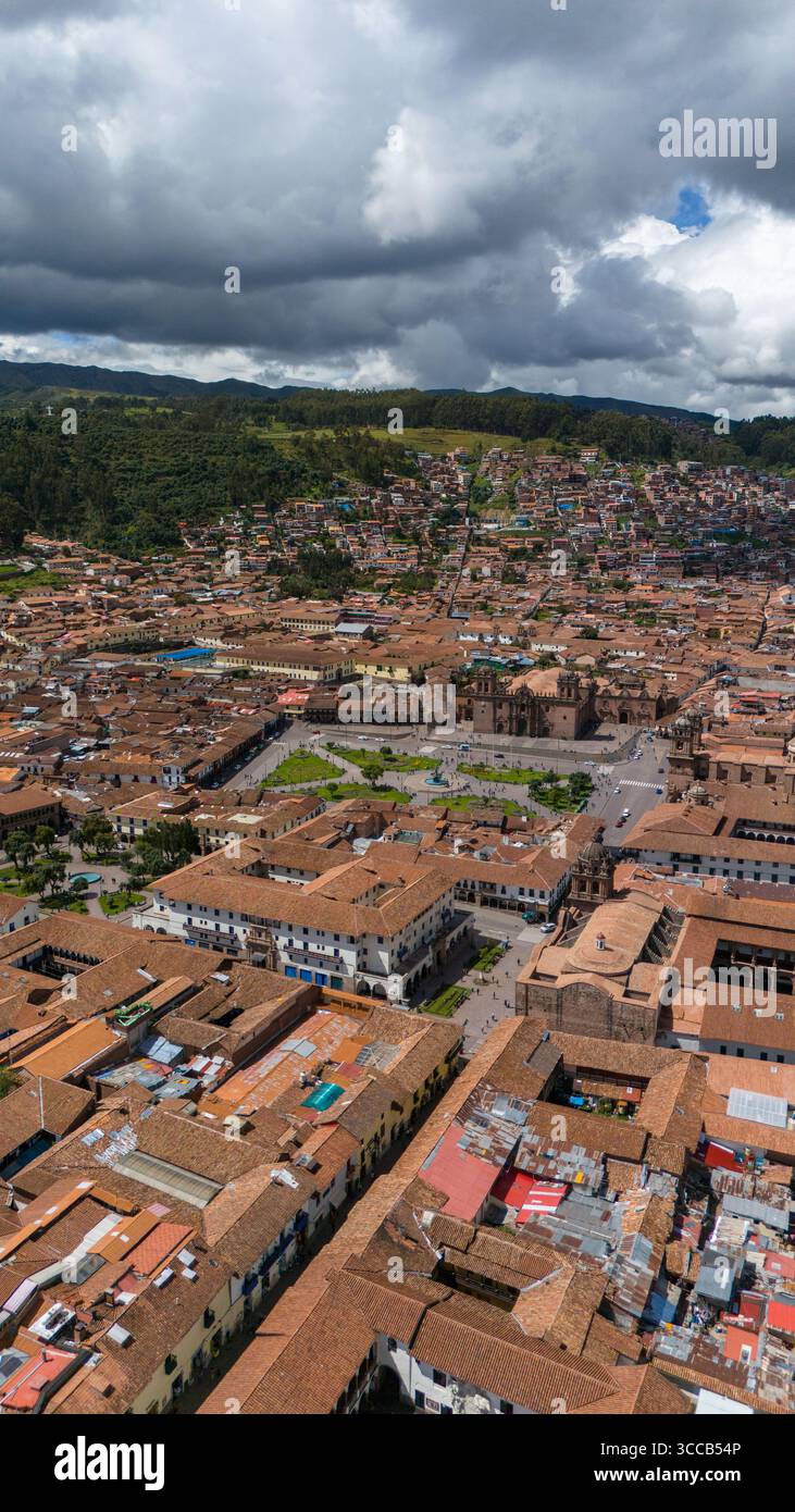 Vista su Cusco, Perù, centro storico, montagne delle Ande, architettura coloniale e inca Foto Stock