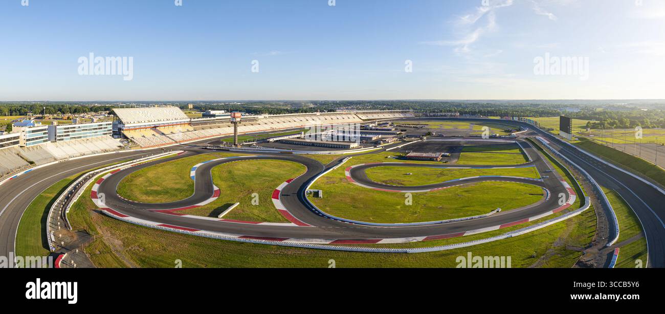 Concord, Stati Uniti - 28 luglio 2025: Veduta aerea del Charlotte Motor Speedway, dove il vibrante entroterra verde contrasta nettamente con le piste di asfalto grigie. Foto Stock