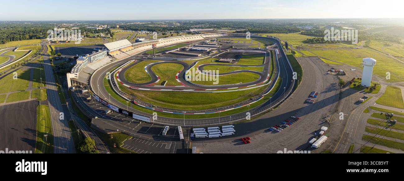 Concord, Stati Uniti - 28 luglio 2025: Veduta aerea del Charlotte Motor Speedway, dove il vibrante entroterra verde contrasta nettamente con la pista di asfalto grigia. Foto Stock