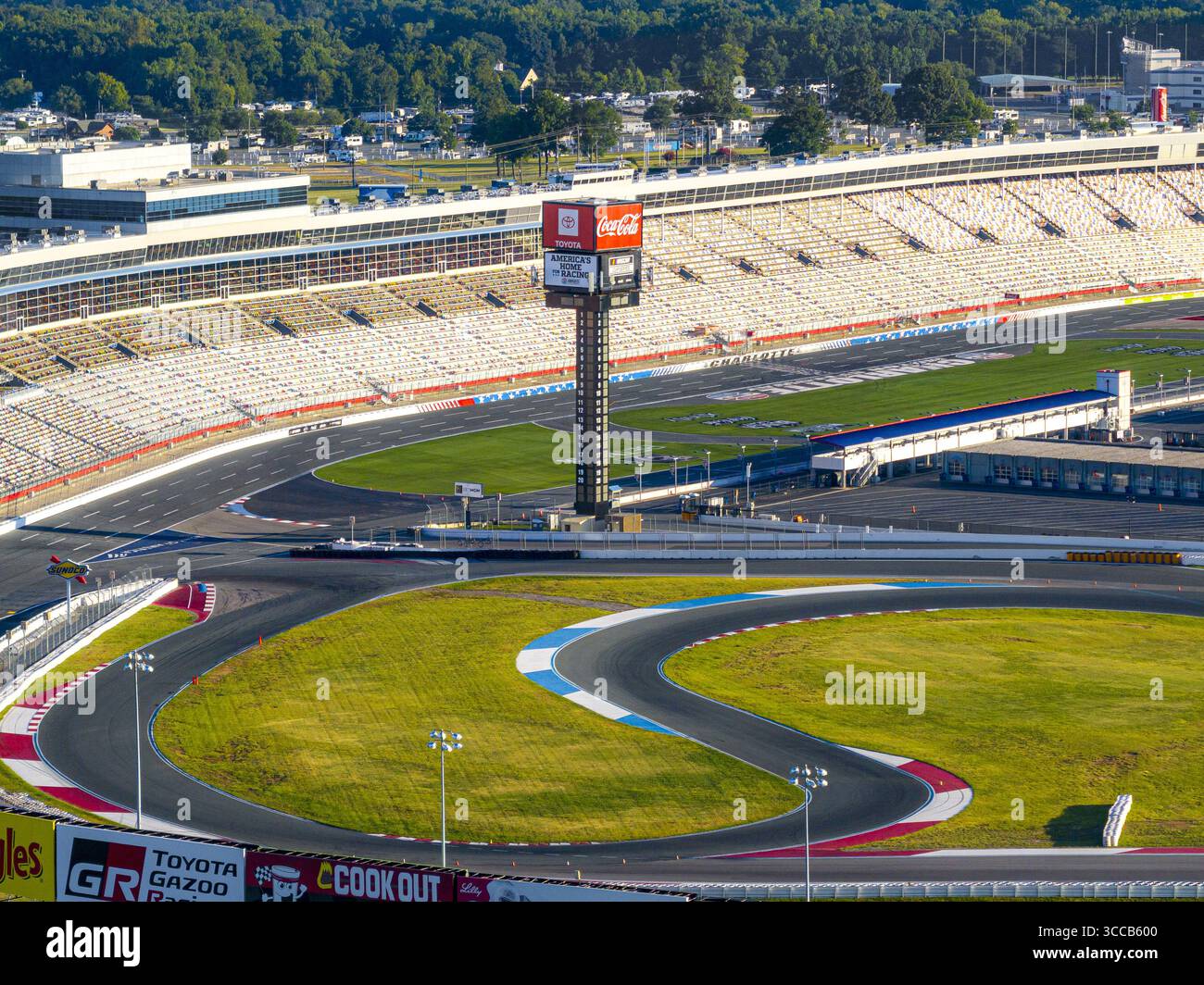 Concord, Stati Uniti - 28 luglio 2025: Veduta aerea della pista tortuosa del Charlotte Motor Speedway, delle tribune che crogiolano al sole e della torre Coca-Cola che pierta il cielo. Foto Stock