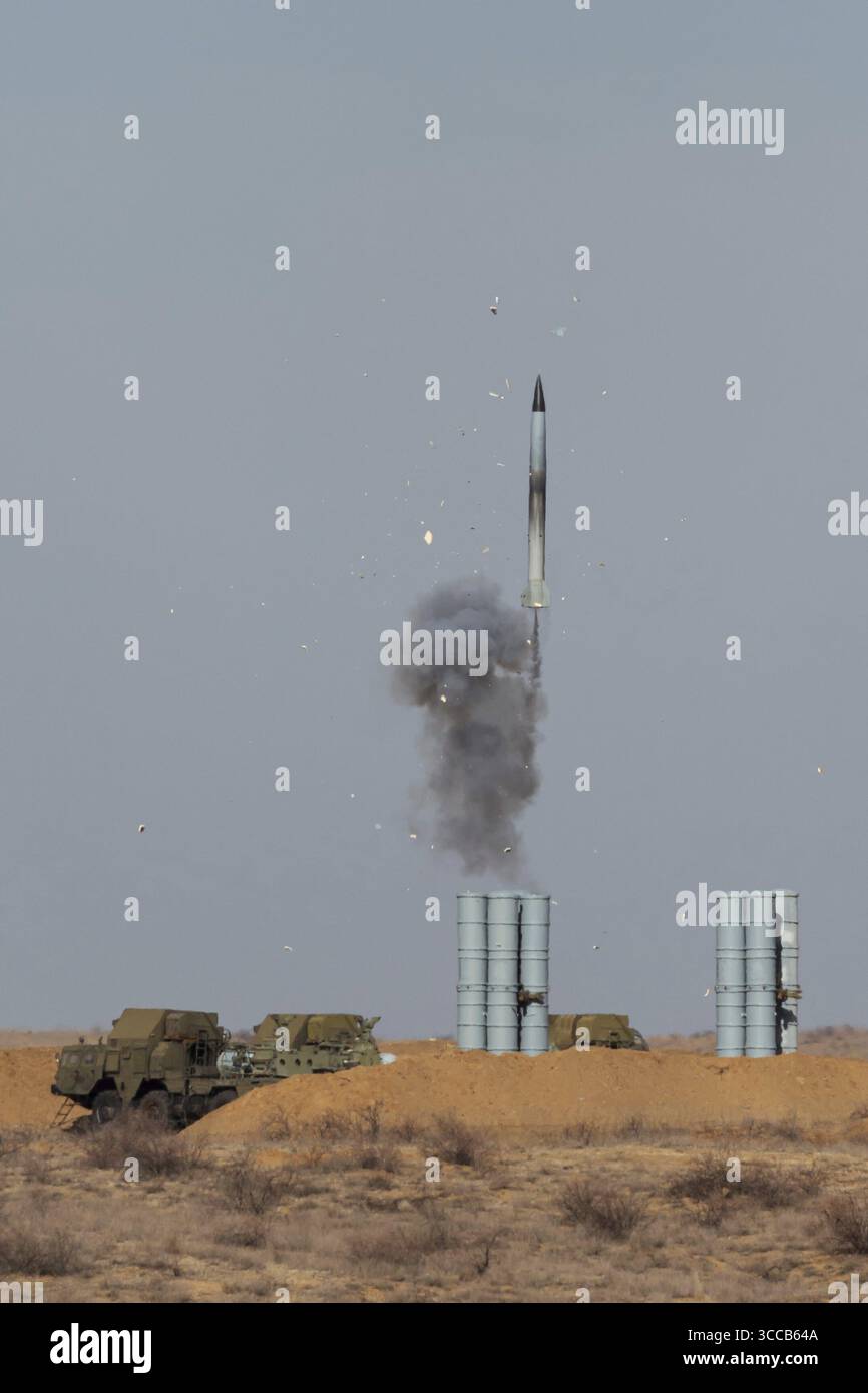 Addestramento militare, lancio di un missile antiaereo per colpire un bersaglio aereo, la Bielorussia Foto Stock
