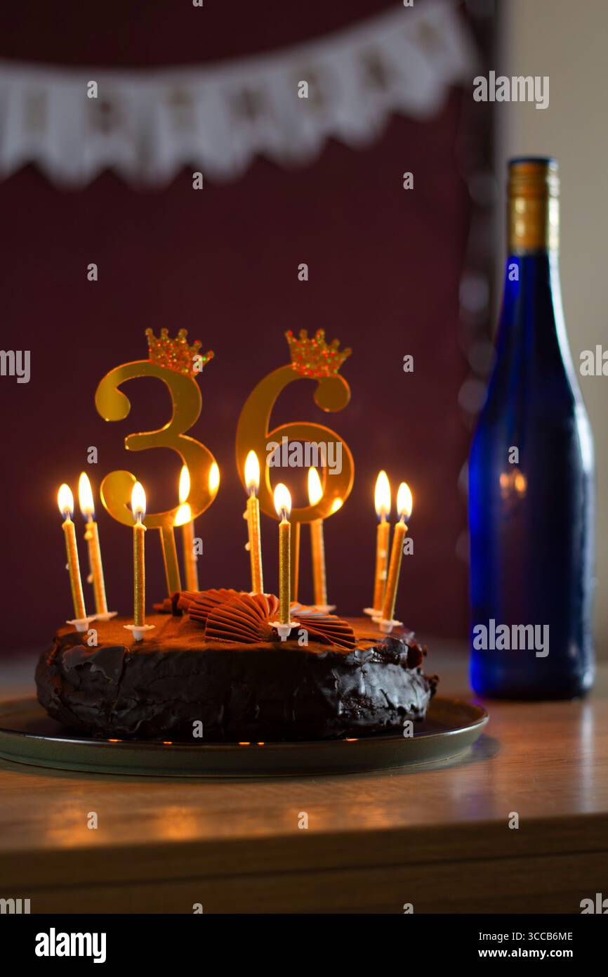 Torta al cioccolato con candele di compleanno Foto Stock