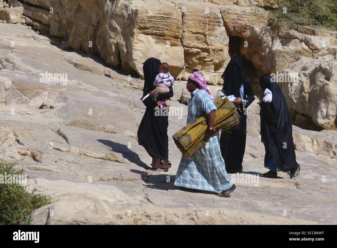 Famiglia locale in un'escursione a Wadi Bani Khalid, Oman Foto Stock