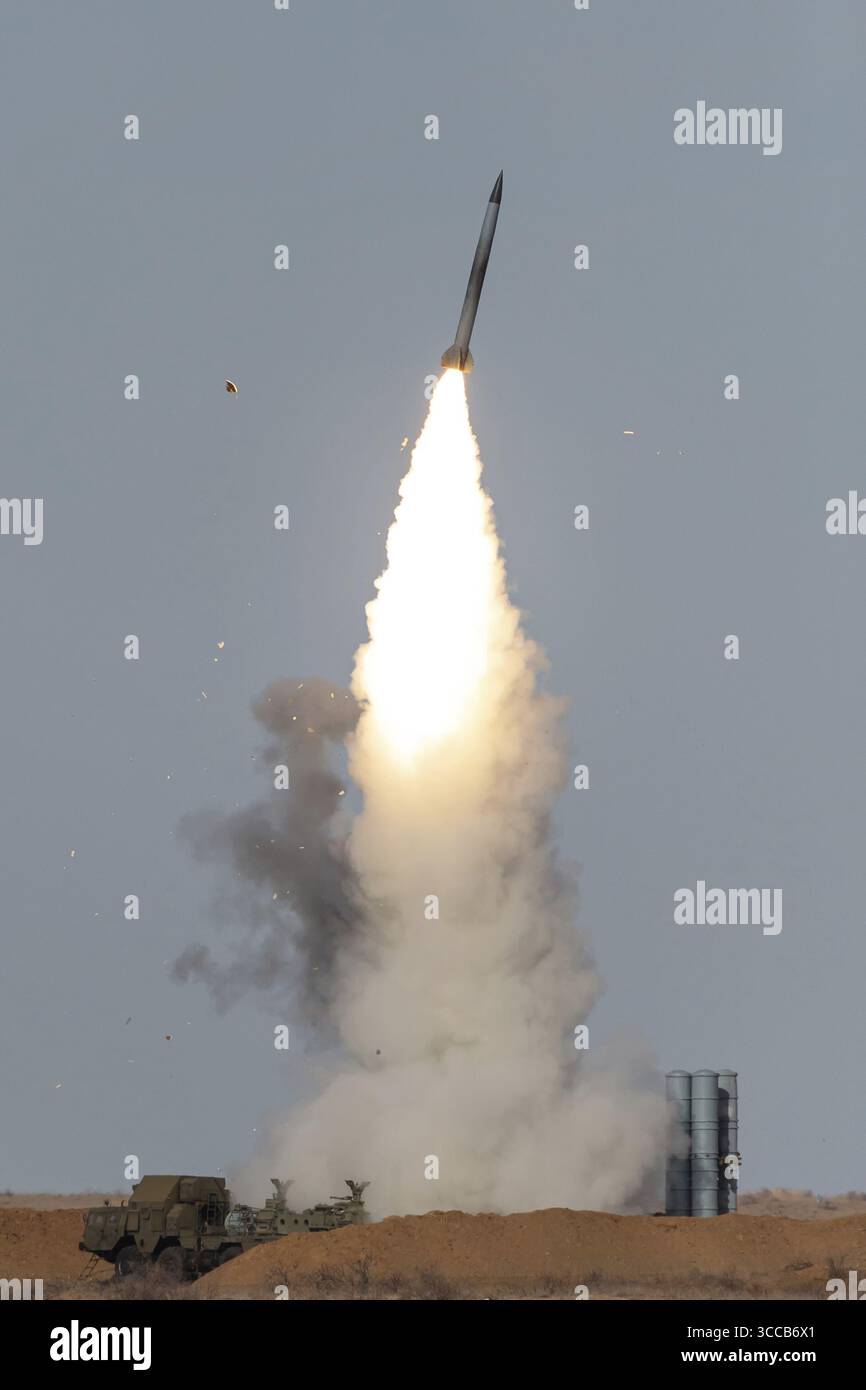 Addestramento militare, lancio di un missile antiaereo per colpire un bersaglio aereo, la Bielorussia Foto Stock