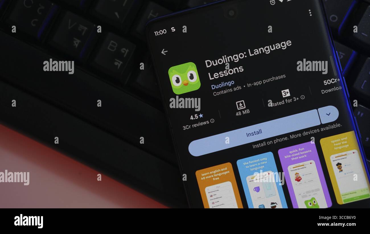 Schermata di installazione dell'app Duolingo con icone colorate su uno smartphone con modalità buia Foto Stock