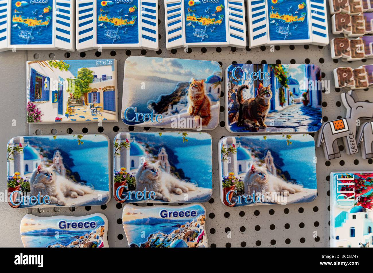 Rethymno, Creta, Grecia - 22 giugno 2025: Souvenir raffigurano scene pittoresche e gatti, mettendo in risalto la vibrante cultura di Creta a Rethymno. Foto Stock