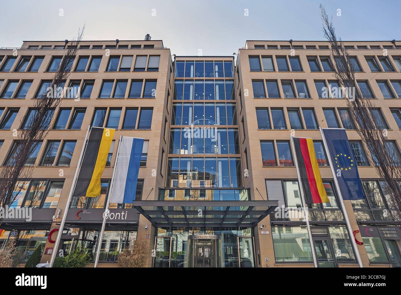 Facciata moderna con bandiere, Haus der Bayerischen Wirtschaft e conti Restaurant, Monaco, Baviera, Germania Foto Stock
