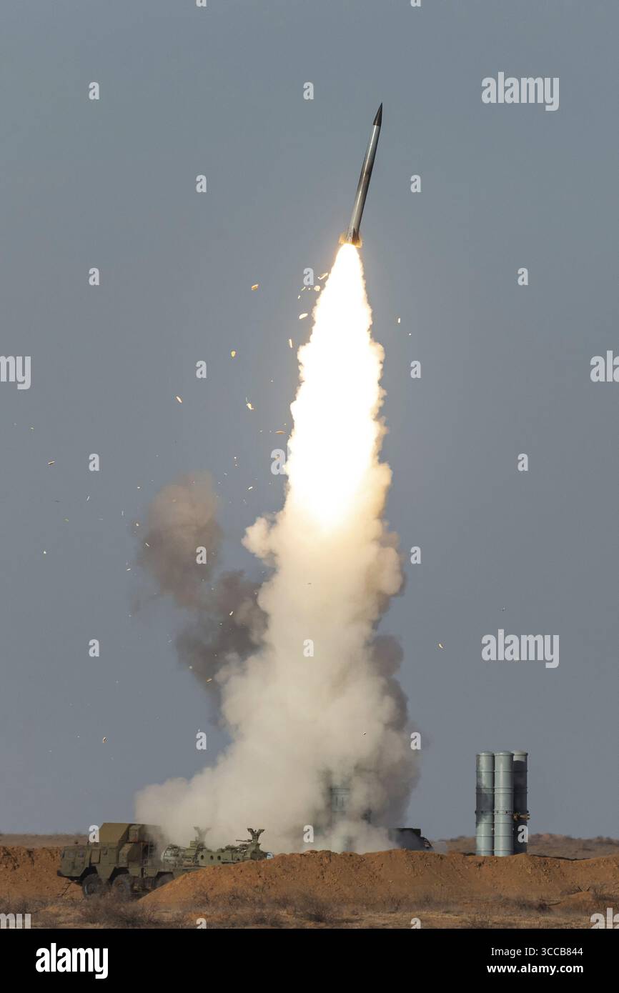 Addestramento militare, lancio di un missile antiaereo per colpire un bersaglio aereo, la Bielorussia Foto Stock