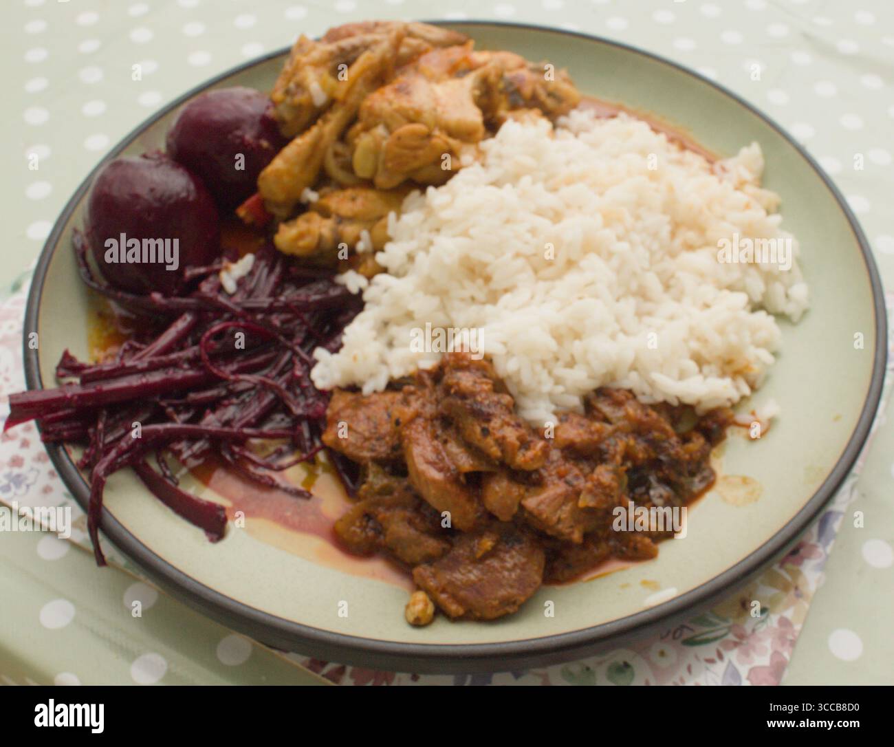 pollo al riso alla barbabietola Foto Stock