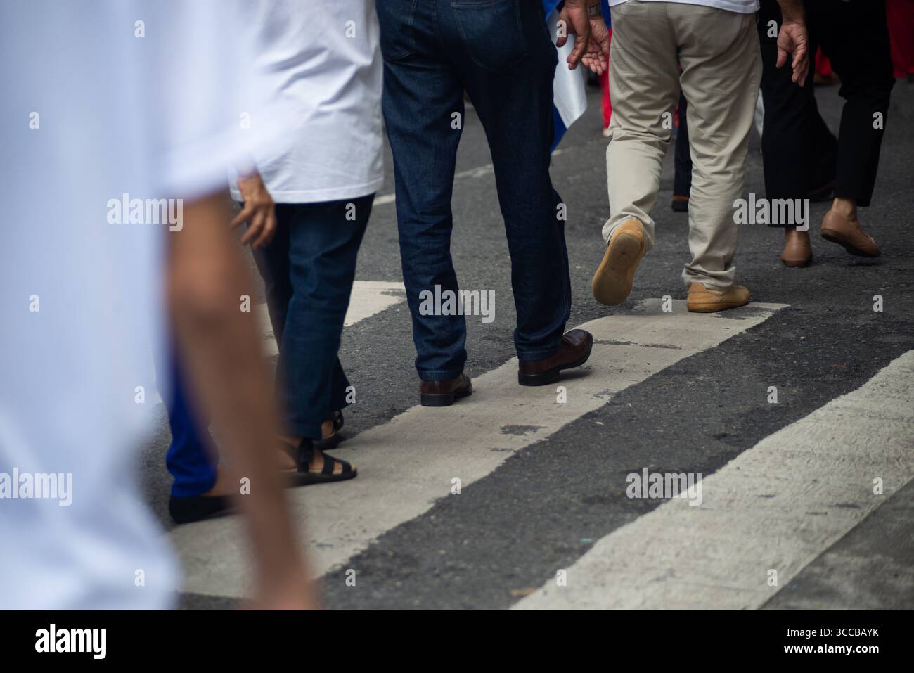 Persone non identificate che camminano sulla strada in cima ad un passaggio pedonale. Salvador, Brasile Foto Stock