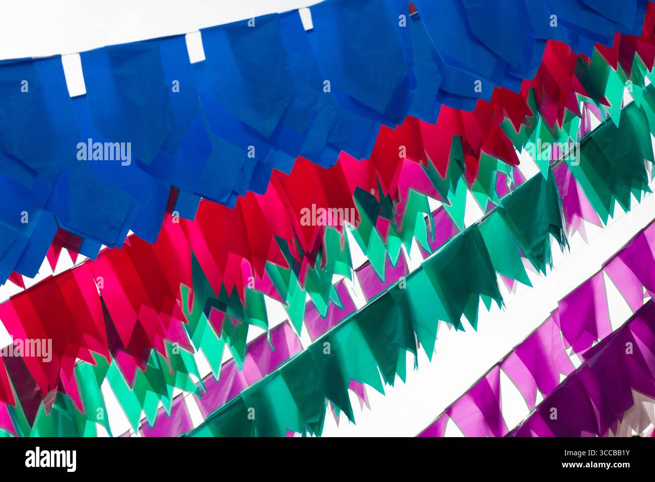 Scarponi colorati per decorare il cielo nuvoloso. Oggetti party in plastica. Brasile Foto Stock