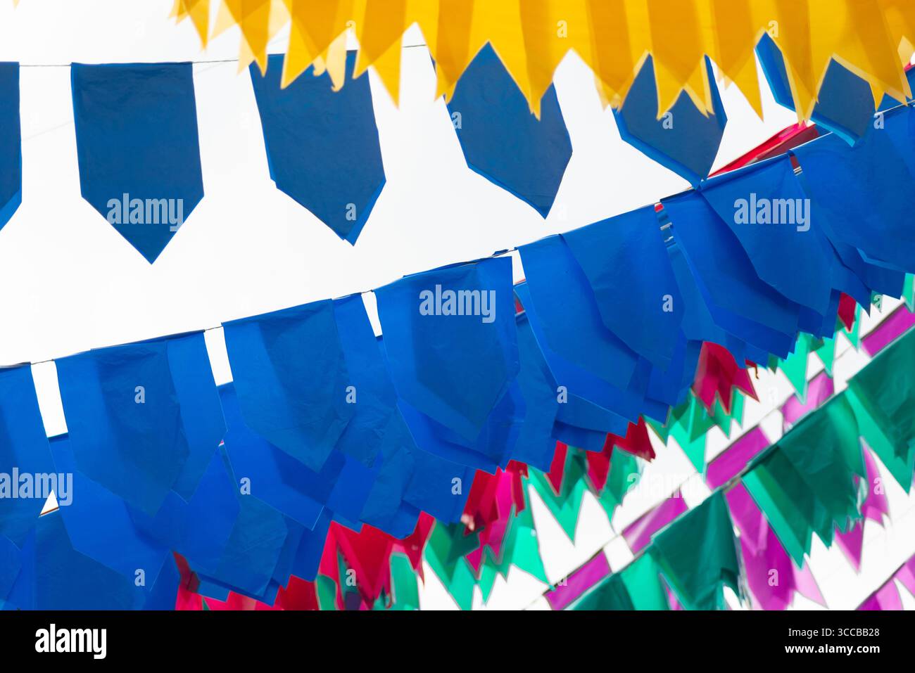 Scarponi colorati per decorare il cielo nuvoloso. Oggetti party in plastica. Brasile Foto Stock