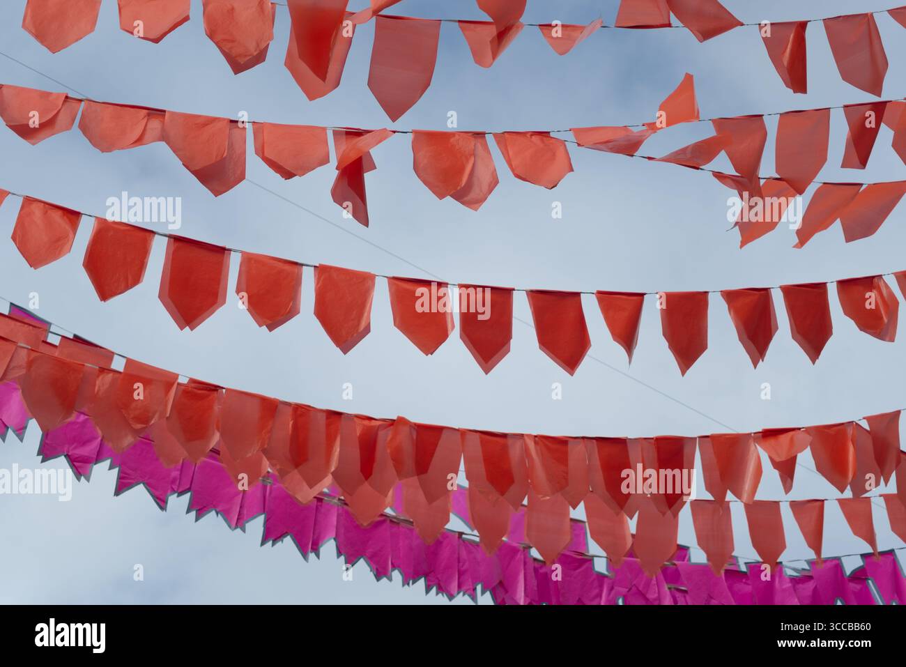 Rastrelli rossi per decorare il cielo nuvoloso. Articoli per feste in plastica. Brasile Foto Stock