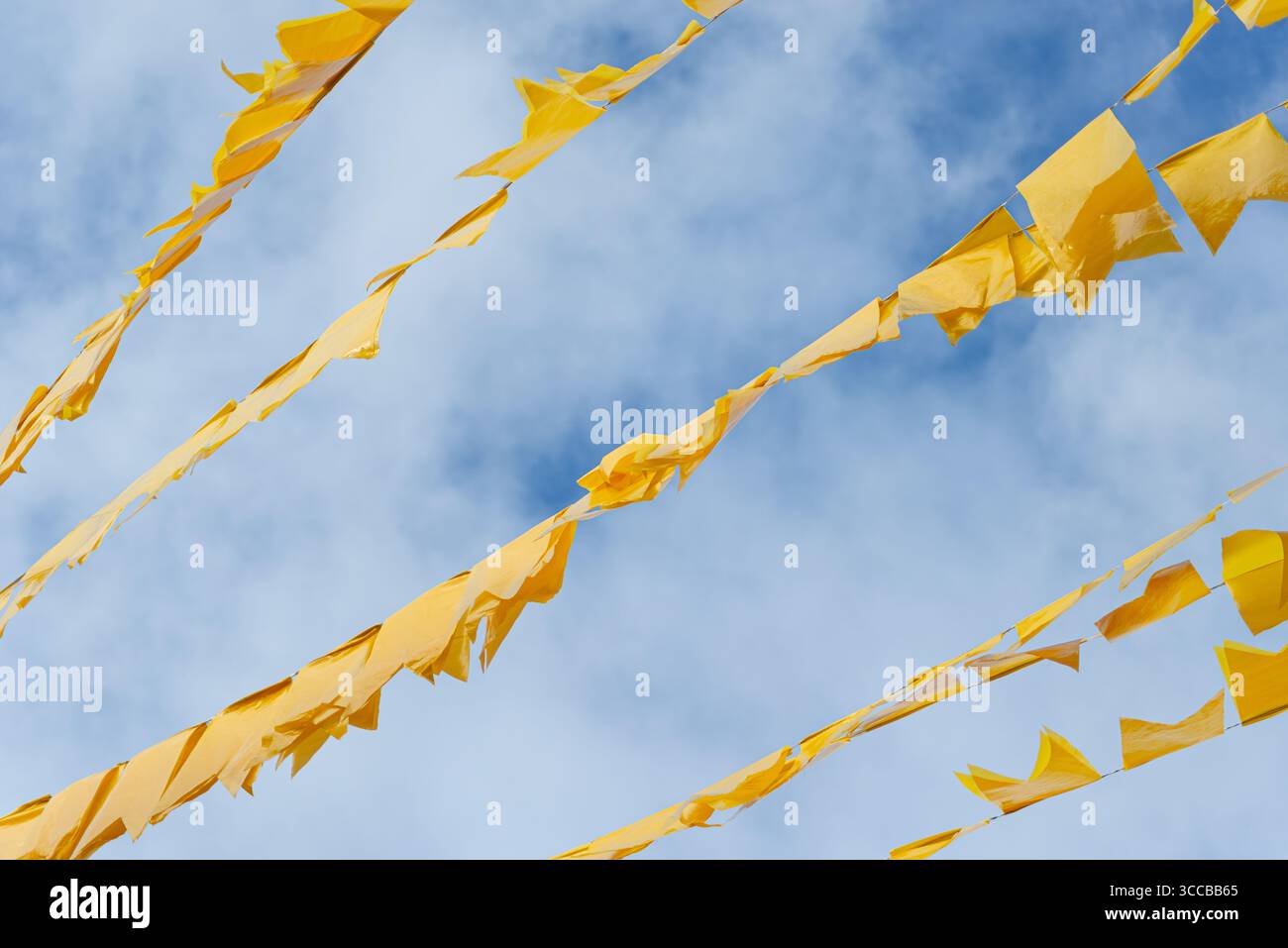 Rastrelli blu per decorare il cielo nuvoloso. Articoli per feste in plastica. Brasile Foto Stock