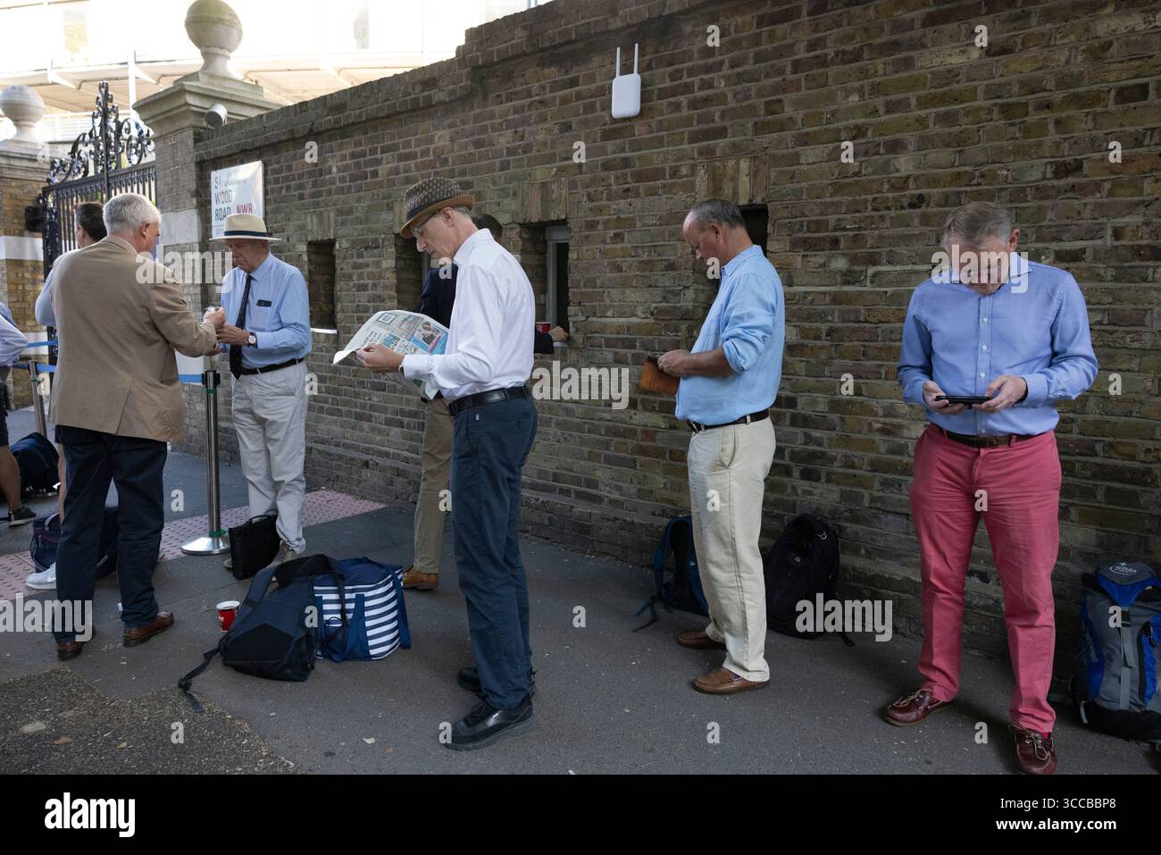 I membri del MCC fanno la fila per entrare al Lord's Cricket Ground per la partita Inghilterra contro India test Match, per assicurarsi i posti assegnati nelle aree dei membri, Londra, Regno Unito Foto Stock