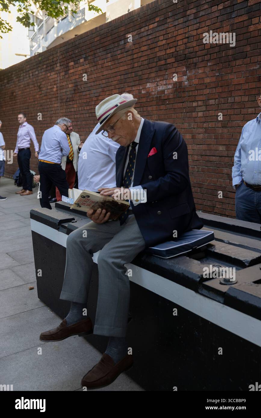 I membri del MCC fanno la fila per entrare al Lord's Cricket Ground per la partita Inghilterra contro India test Match, per assicurarsi i posti assegnati nelle aree dei membri, Londra, Regno Unito Foto Stock