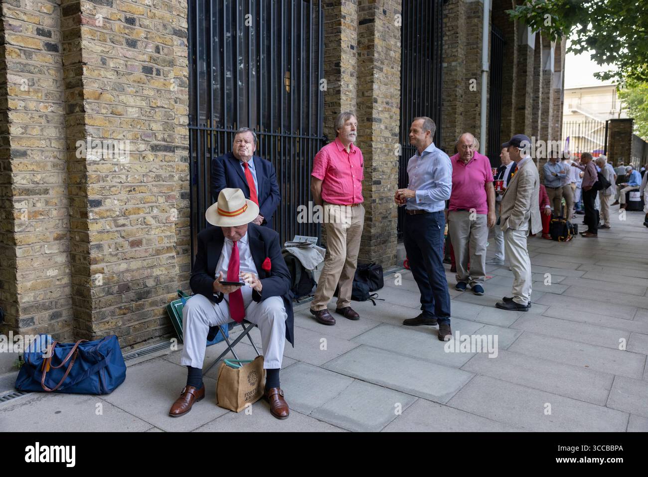 I membri del MCC fanno la fila per entrare al Lord's Cricket Ground per la partita Inghilterra contro India test Match, per assicurarsi i posti assegnati nelle aree dei membri, Londra, Regno Unito Foto Stock