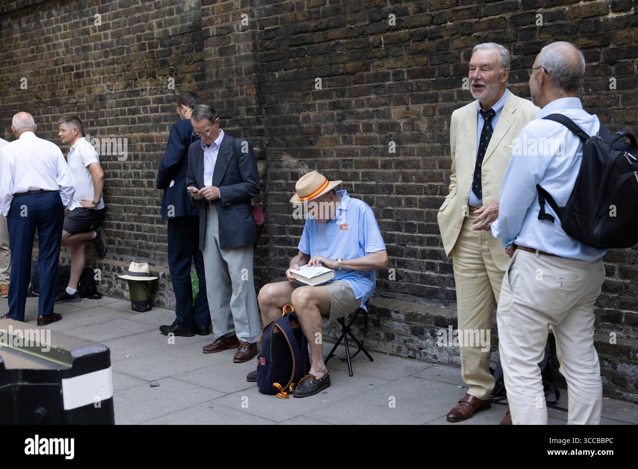 I membri del MCC fanno la fila per entrare al Lord's Cricket Ground per la partita Inghilterra contro India test Match, per assicurarsi i posti assegnati nelle aree dei membri, Londra, Regno Unito Foto Stock