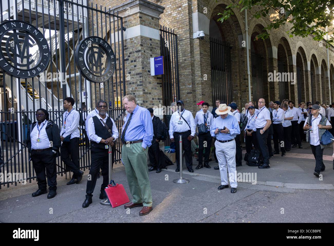 I membri del MCC fanno la fila per entrare al Lord's Cricket Ground per la partita Inghilterra contro India test Match, per assicurarsi i posti assegnati nelle aree dei membri, Londra, Regno Unito Foto Stock