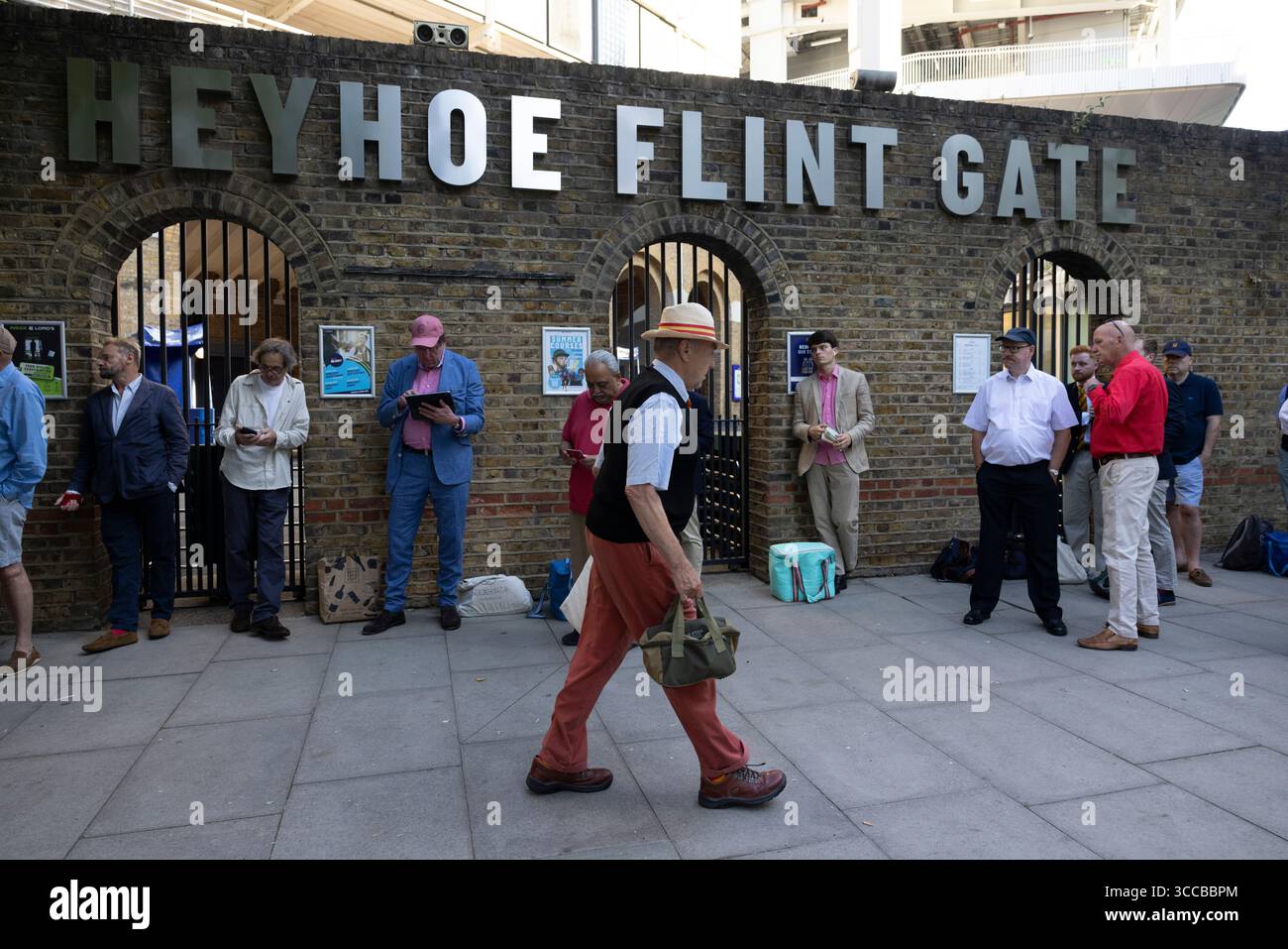 I membri del MCC fanno la fila per entrare al Lord's Cricket Ground per la partita Inghilterra contro India test Match, per assicurarsi i posti assegnati nelle aree dei membri, Londra, Regno Unito Foto Stock