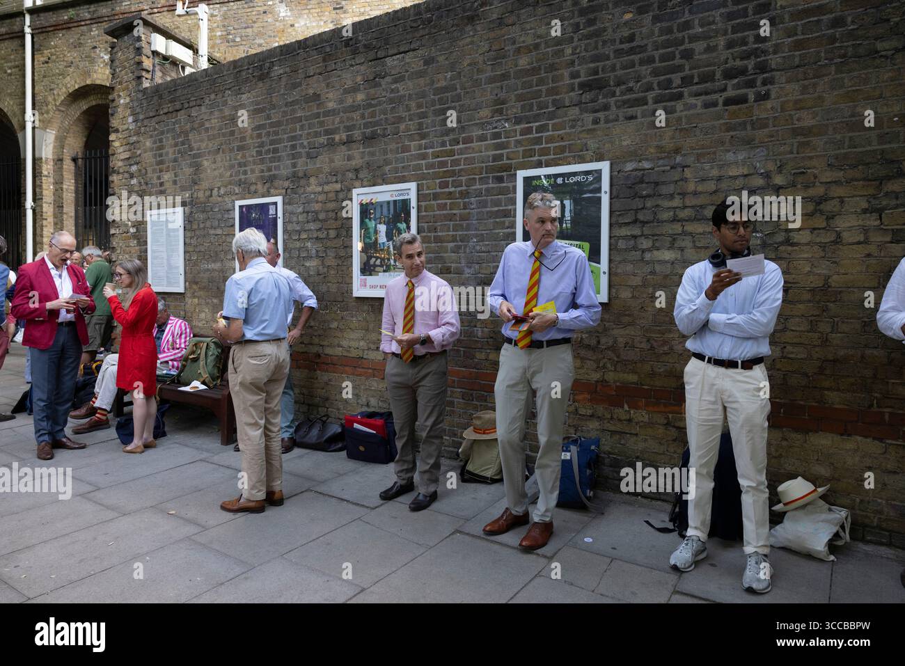 I membri del MCC fanno la fila per entrare al Lord's Cricket Ground per la partita Inghilterra contro India test Match, per assicurarsi i posti assegnati nelle aree dei membri, Londra, Regno Unito Foto Stock