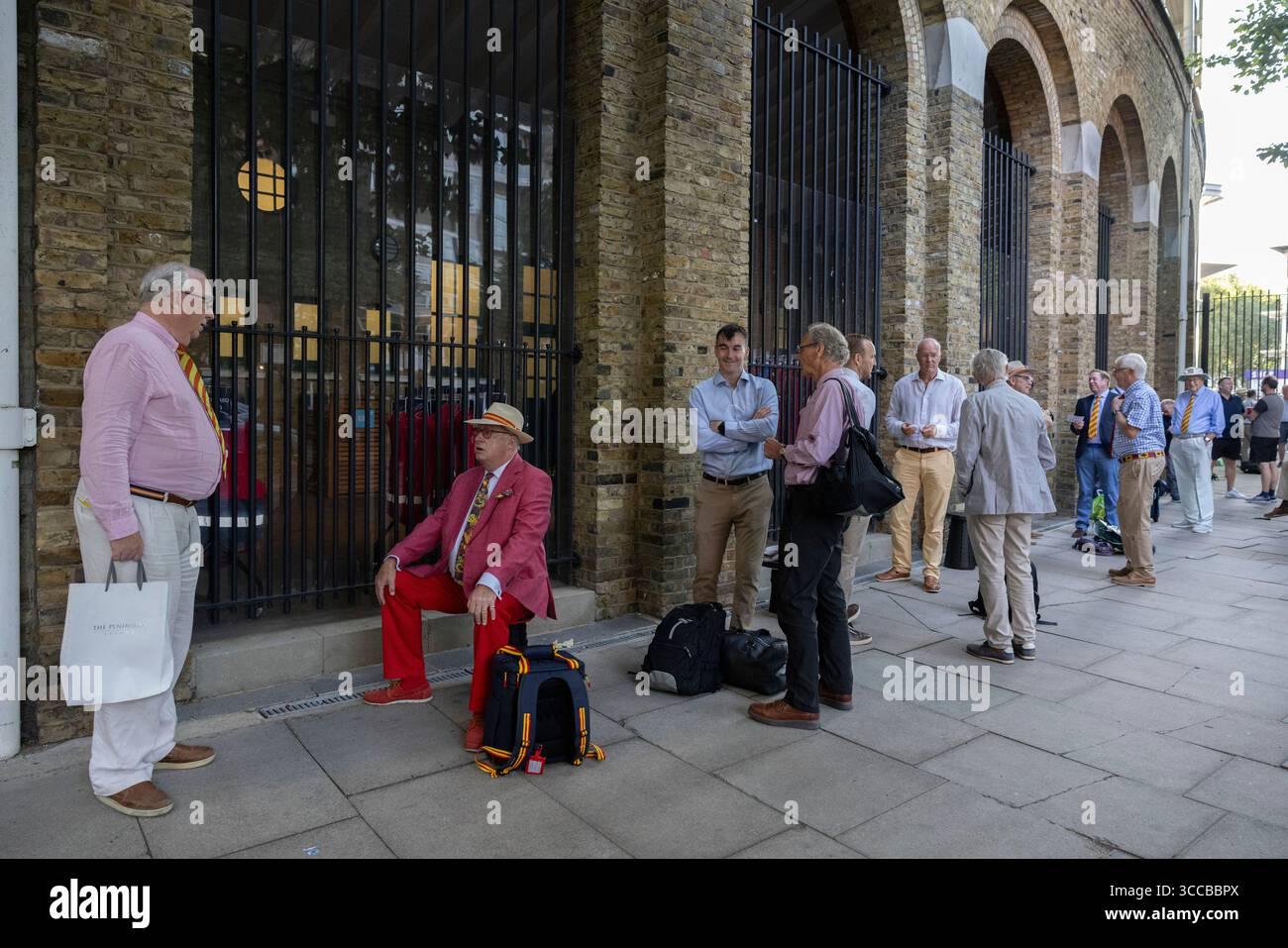 I membri del MCC fanno la fila per entrare al Lord's Cricket Ground per la partita Inghilterra contro India test Match, per assicurarsi i posti assegnati nelle aree dei membri, Londra, Regno Unito Foto Stock
